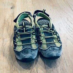 Toddler shoes poor condition size 8 sandals